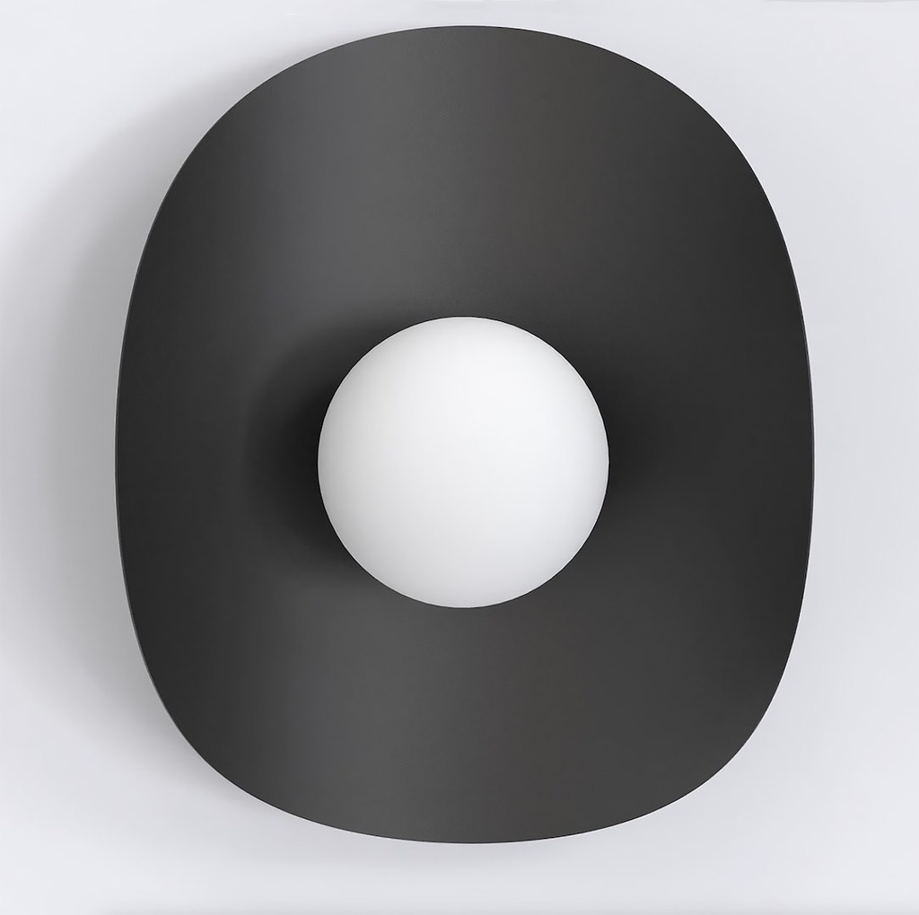 applique minimaliste composée d'une très large coupole en métal noir avec une grosse ampoule blanche